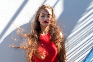 Bir gençlik tarzında güzel bir genç kız portresi