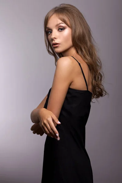 Portrait of a beautiful girl with a beautiful make-up — Stock Photo, Image