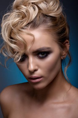 Zıt bir görüntü ile güzel bir kızın portresi.