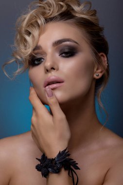 Zıt bir görüntü ile güzel bir kızın portresi.