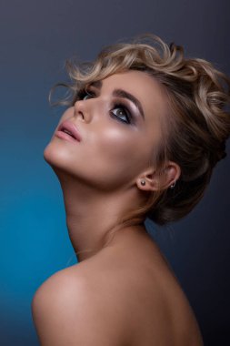 Zıt bir görüntü ile güzel bir kızın portresi.