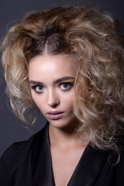 Basit bir tarzda güzel bir kızın portresi