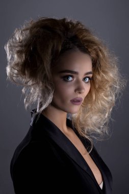 Sıkı bir tarzda güzel bir kızın portresi