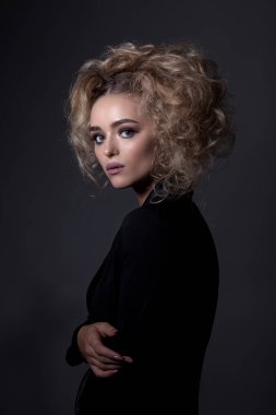 Basit bir tarzda güzel bir kızın portresi