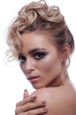 Zıt bir görüntü ile güzel bir kızın portresi