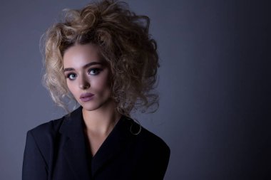 Sıkı bir tarzda güzel bir kızın portresi