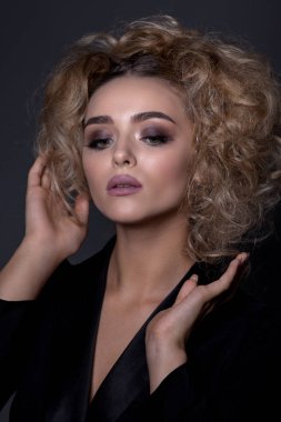 Ayrı ile sıkı bir tarzda güzel bir kızın portresi 