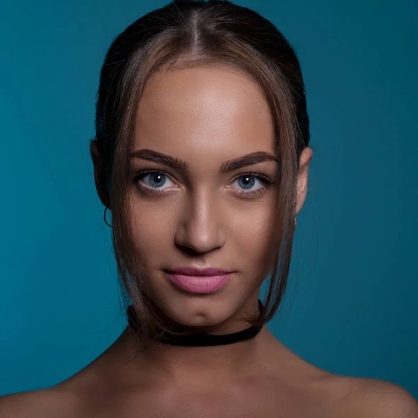 Porträt einer schönen Frau mit blauen Augen — Stockfoto