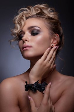 Yaratıcı makyaj ile genç bir kadın portresi