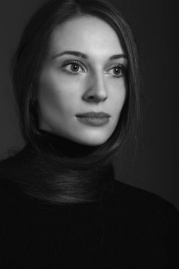 Genç bir kadının siyah beyaz portresi