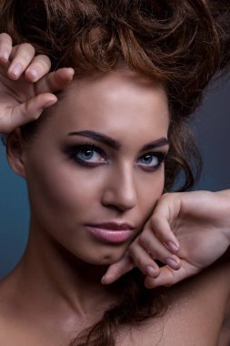 Güzel bir kız bir yakın çekim portre.