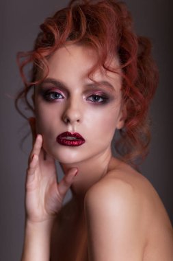 Yaratıcı bir genç kız portresi