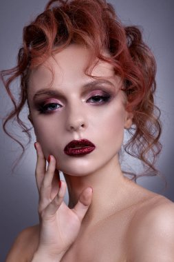 Yaratıcı bir genç kız portresi