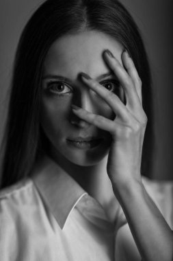 Güzel bir kadının siyah beyaz portresi..