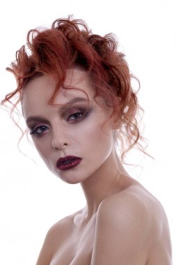 Bir yaratıcı saç modeli ve makeu güzel bir kızla portresi