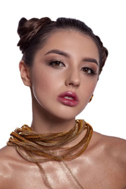 Bir yaratıcı saç modeli ve makeu güzel bir kızla portresi