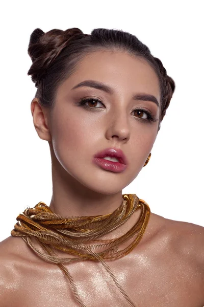 Bir yaratıcı saç modeli ve makeu güzel bir kızla portresi