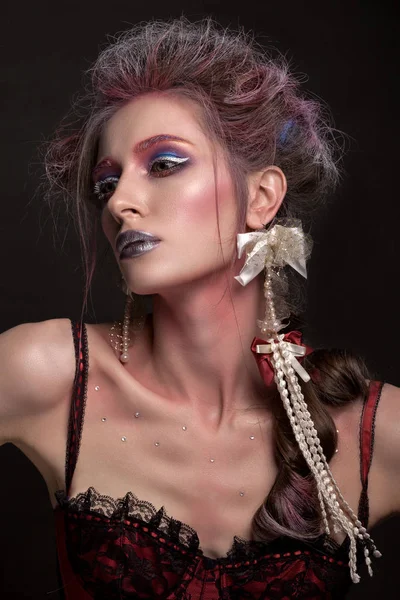 Retrato de uma mulher bonita com cabelo criativo e maquiagem — Fotografia de Stock