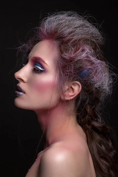 Mulher bonita com cabelo criativo e maquiagem — Fotografia de Stock
