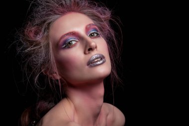 güzel bir kadınla yaratıcı saç ve makyaj