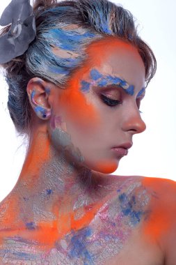 Bir yaratıcı saç modeli ve makeu güzel bir kızla portresi