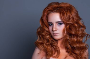 Kıvırcık saç kırmızı renkli ve yaratıcı mak ile güzel kadın