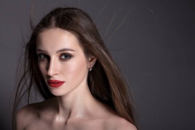 Saç rüzgarda uçan ile güzel kadın