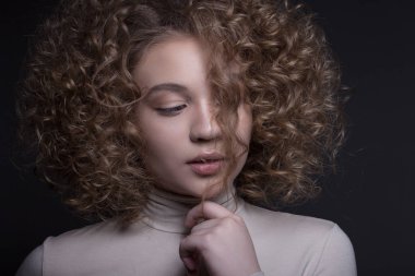 Yaratıcı bir makyaj ile güzel bir genç kız portresi.