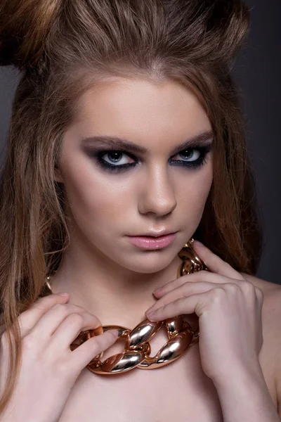 Harika saç modeli ve cr ile güzel bir genç kız portresi