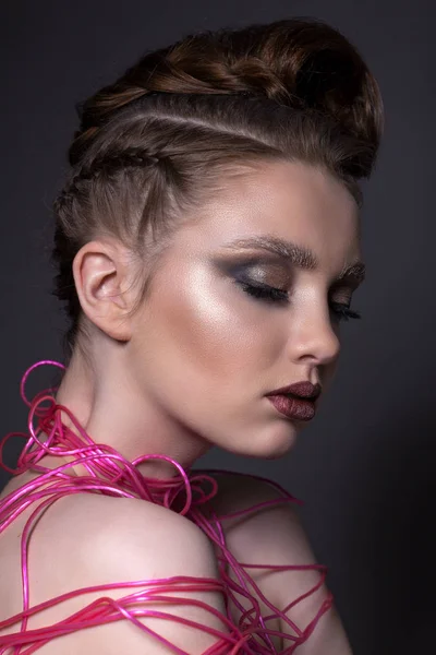 Retrato de uma bela menina adolescente com um maravilhoso penteado e cr — Fotografia de Stock