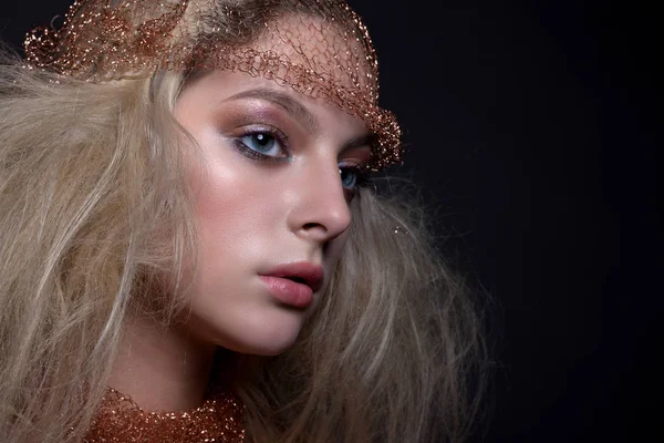 Retrato de una hermosa chica con maquillaje y peinado . — Foto de Stock