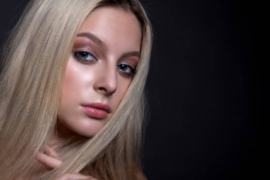 Güzel bir kız makyaj ve saç portresi 