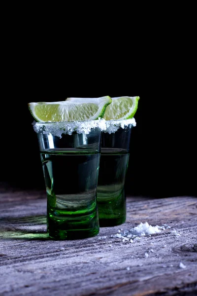 Két pohár tequila sóval és lime-mal.. — Stock Fotó