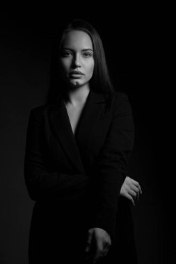 Güzel bir kızın siyah beyaz portresinin aksine. Bir çırpıda