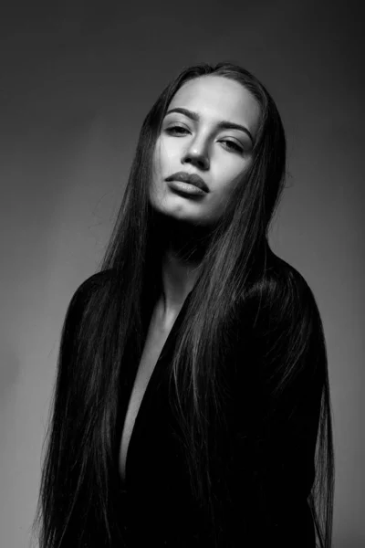 Retrato en blanco y negro en contraste de una hermosa chica . — Foto de Stock