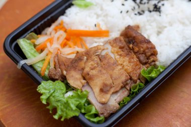 Pirinç ve ızgara tavuk, otlu ve baharatlı..