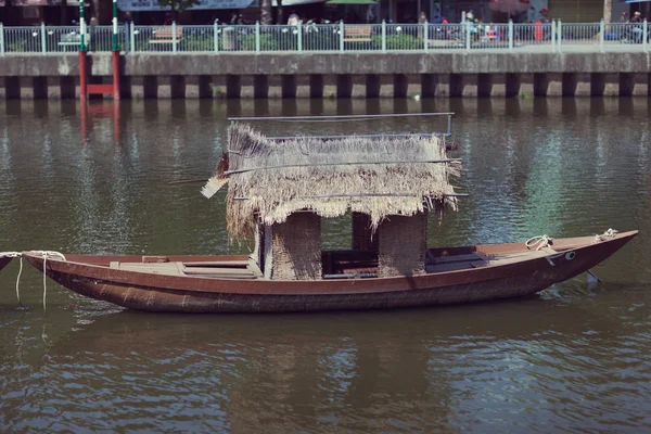 Σκάφος Στο Ποτάμι Της Πόλης Για Τους Τουρίστες — Φωτογραφία Αρχείου