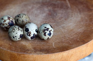 Tahtada bıldırcın yumurtası, yan manzaralı.