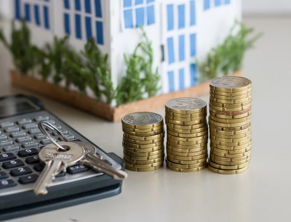 Hypotheek concept gericht op de munten en sleutels vastgoed met lening geld bank concept. — Stockfoto