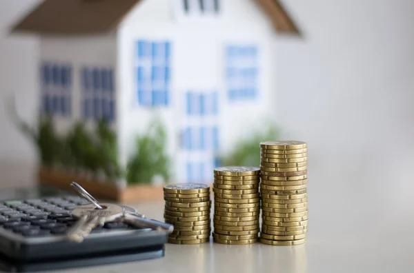 Hypotheek concept gericht op de munten en sleutels vastgoed met lening geld bank concept. — Stockfoto