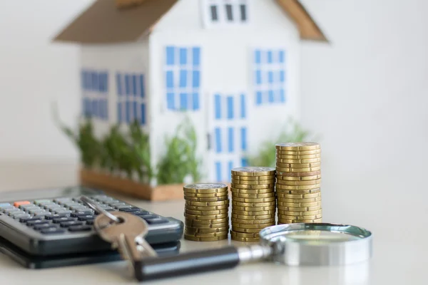 Hypotheek concept gericht op de munten en sleutels vastgoed met lening geld bank concept. — Stockfoto