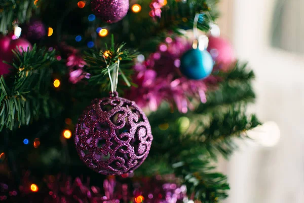 Großaufnahme einer Christbaumkugel, die an einem geschmückten Weihnachtsbaum hängt — Stockfoto