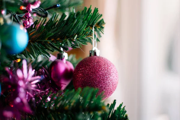 Großaufnahme einer Christbaumkugel, die an einem geschmückten Weihnachtsbaum hängt — Stockfoto