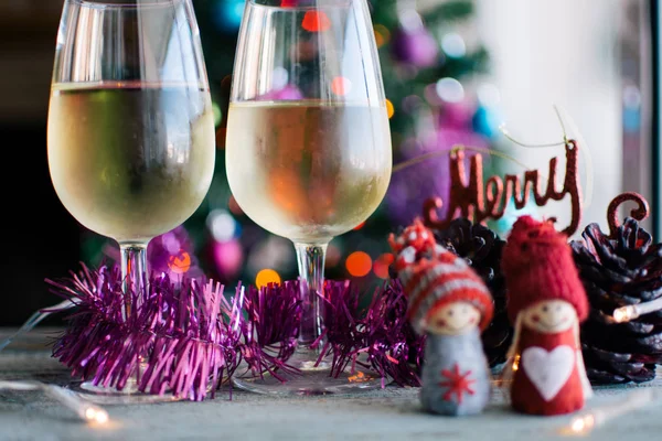 Verres de vin blanc et poupées tricotées avec décoration de Noël — Photo