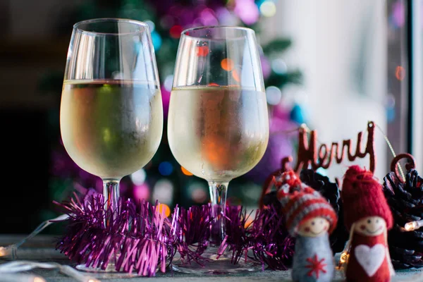 Verres de vin blanc et poupées tricotées avec décoration de Noël — Photo