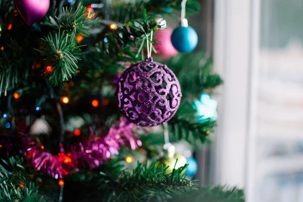 Großaufnahme einer Christbaumkugel, die an einem geschmückten Weihnachtsbaum hängt — Stockfoto