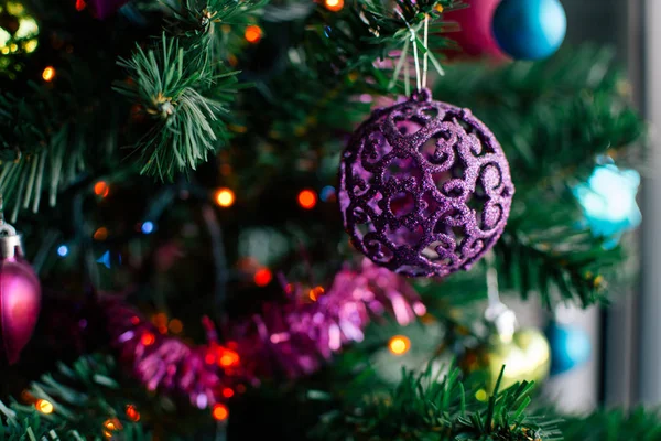 Großaufnahme einer Christbaumkugel, die an einem geschmückten Weihnachtsbaum hängt — Stockfoto