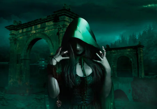 Sorceress in green cloak — Stock Photo, Image