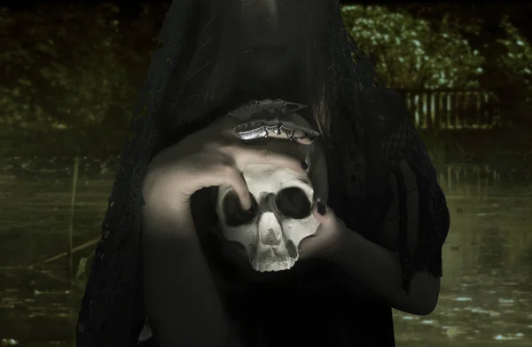 Eine Hexe mit einem menschlichen Schädel — Stockfoto