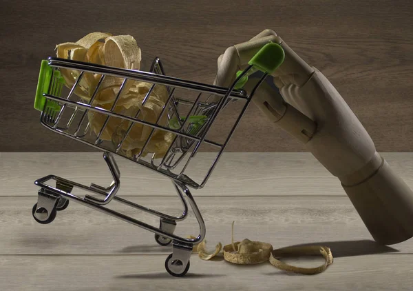 Mano de madera con carrito de compras —  Fotos de Stock